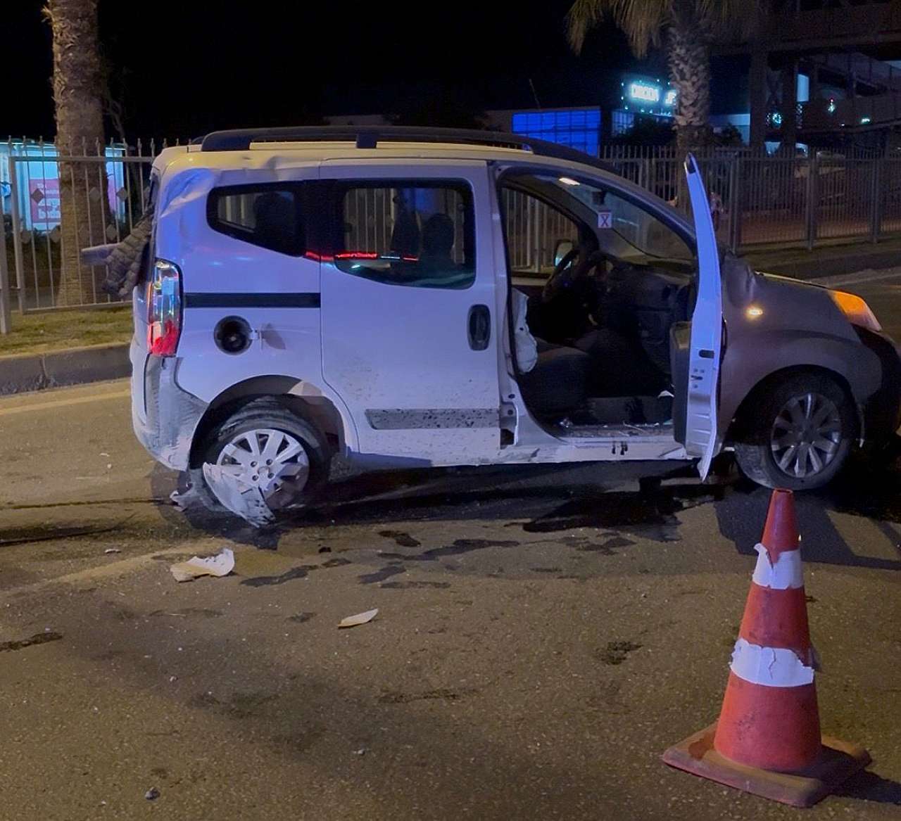 Muğla'da Kontrolden Çıkan Otomobil Bariyerlere Çarptı 2